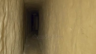Sviatogorkaya Ortodoks kutsal Lavra mağarada tebeşir ve Saint Mary simgesine kollarında Jesus Baby nereye koyduğunu, önde gelen bir dar uzun koridor