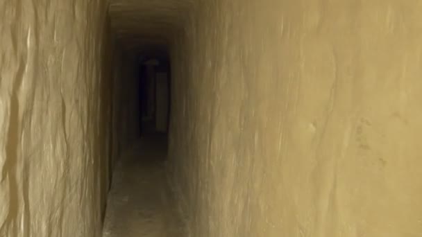 Κιμωλία σπηλιά στην Sviatogorkaya Ορθόδοξη Ιερά Λαύρα, και μια στενή μακρύ διάδρομο που οδηγεί στο Saint Mary εικονίδιο, όπου κρατά τον Ιησού μωρό στην αγκαλιά της — Αρχείο Βίντεο