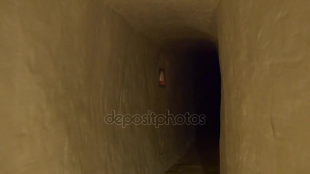 Um corredor sedidark da caverna de giz que conduz a Santa Maria Ícone, onde a mãe de Deus mantém Jesus bebê em suas mãos em Sviatogorskaya Lavra ortodoxa — Vídeo de Stock