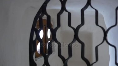 Tebeşir kutsal mağarada Sviatogorskaya Ortodoks Lavra ve dar ve Semidark koridorlar sonunda görülen yanan mumlar ile Saint Mary simgesi