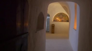 Eski simgesi, Kutsal İsa Mesih ile yaktı mumlar bulunan mağara Ortodoks Manastırı Sviatogorskaya Lavra ve bir dar Semidark koridor lider bunu