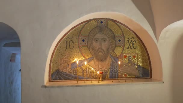 Jezus Christus en Saint Mary pictogrammen in krijt grot met een heleboel bogen, gaten en Corridors, die tot Sviatogorskaya Heilige Lavra behoren — Stockvideo