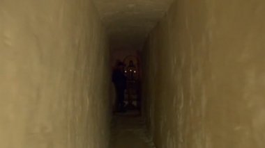 Tebeşir Ortodoks mağara ve Saint Mary simgesi ve üç önce dua bir adam dar bir koridor Svyatogorskaya kutsal Lavra mumlar yaktı