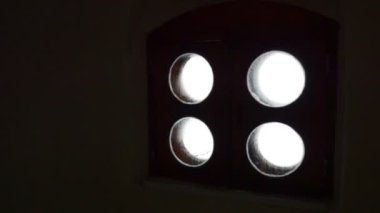Tebeşir kutsal mağara ve kendi iç mobilya, ahşap pencere kemerli delik, ahşap banklar, etkileyici beyaz kutsal sessizlik içinde
