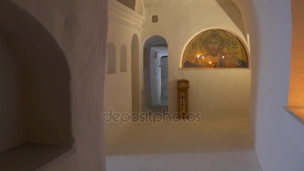 Icône demi-ronde de Jésus-Christ dans les grottes saintes de craie, situé sous terre dans la lave orthodoxe de Sviatogorskaya, et ses couloirs étroits impressionnants — Video