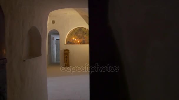 Iconos ortodoxos sagrados de Santa María y Jesucristo en las cuevas de tiza de Sviatogorskaya Lavra, situado bajo tierra, y sus corredores Semidark — Vídeo de stock