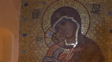 Eski Saint Mary ile Jesus bebek eller simgesini, mozaik tekniği, eski geleneği, varlık atış Steadicam Semidark tebeşir mağarada ile dışarı Dolly gibi