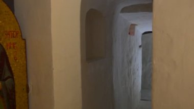 Saint John ermiş (buraya Zatvornik) simgesi bulunan Sviatogorskaya Lavra tebeşir mağaraları bir beyaz kemer kışın