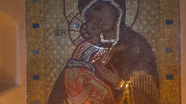 Saint Mary ile Jesus Baby simgesi tebeşir mağaralarda bulunan Underground Sviatogorskaya Lavra içinde Steadicam atışta olmak ve Closeup görünümü veren,