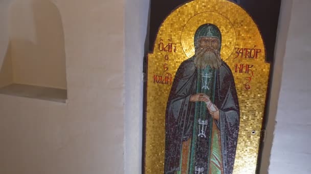 Un icono bien conocido de Juan el Ermitaño, Ioann Zatvornik, cubierto con mosaico de aspecto dorado y hecho en el siglo Xix, colocado en un arco de la cueva de tiza — Vídeo de stock