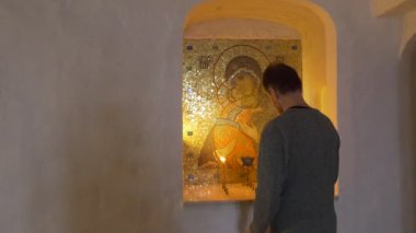 bir adam dua ediyor, yay ve kendini, simge Saint Mary ile Jesus bebek elleri Sviatogorskaya Lavra of tebeşir mağaralarda üzerinde kesme noktası