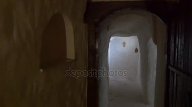 Bir etkileyici eski beyaz odada Sviatogorskaya kutsal Lavra of tebeşir mağara Tapınağı yer Mozaik, altın seyir Saint Mary Icon yapılmış