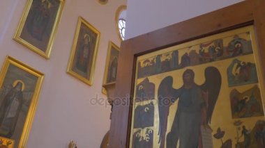 Altın renkleri, Uspensky Katedrali ve onun görkemli dekorasyon içinde etkileyici eski simgeleri bir sürü kış Saint Gabriel Icon boyalı