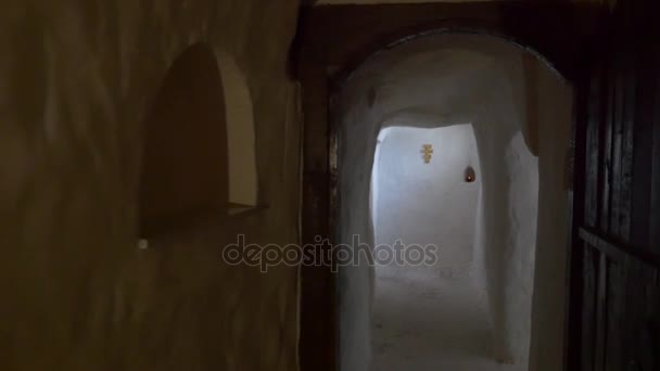 Saint Mary icoon gemaakt van gouden op zoek mozaïek, geplaatst in een indrukwekkende oude witte kamer van krijt Cave Tempel van Sviatogorskaya Heilige Lavra — Stockvideo