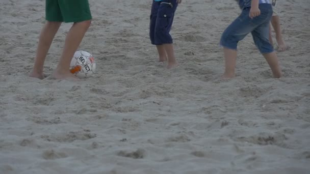 Tři chlapci hrají fotbal — Stock video
