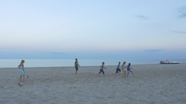 Beş erkek ve bir kız futbol oynar — Stok video