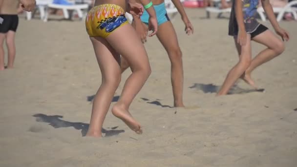 Kinder nehmen am Festival der Strandspiele teil — Stockvideo