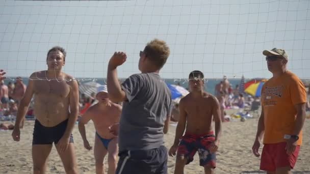 Männer spielen Beachvolleyball — Stockvideo