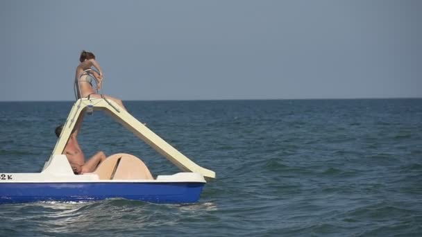 Рудий жінка переміщується від води Coaster — стокове відео