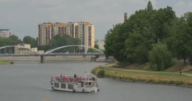 Feribot ile insanlar bir nehir geçiyor