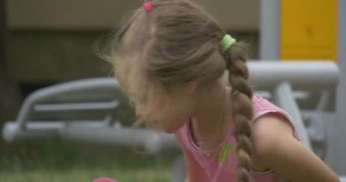 Liseli kız çocuk oyun oynar