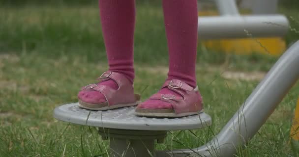 Küçük kız kendisi ile atletik sahada oynuyor — Stok video