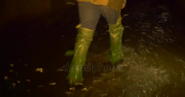 Nohy ve vysokých botách Chemsuit zelené jít přes vodu, která je temné a špinavé a pokrývá podlahu některé záhadné tunel — Stock video