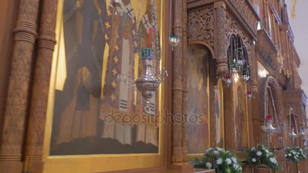 Christian Iconostasis arıyor, atış yapmadım doğru Steadicam kamera ile New Year's Day Ukrayna olmak muhteşem bir altın — Stok video