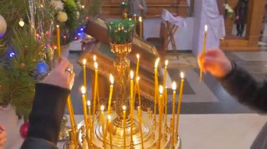 İnsanlar kadar onların mum ışığı ve onları iken olmak iç in bir görkemli Ortodoks Christian katedral, ile etkileyici ikonostasisin yüklemek deneyin