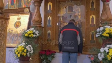 Dindar bir antik kutsal kişilerin resmi, Saint cam ile kaplı ve daha önce iki oyma ahşap sütun olduğu Mary, Kisses