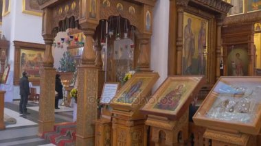 Cam, oyma ahşap çatı ve yakın duran iki sütun ile kapalı olmak bir Majestic Saint Mary simgesi kaplı bir Kiev Christian kilisede