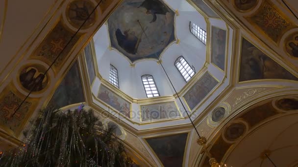 A Majestic Christian Orthodox Church Dome Ceiling, a Marvelous Chandelier, and an Impressive Fir Tree With Saint Mary Image at Its Trunk — Stock Video