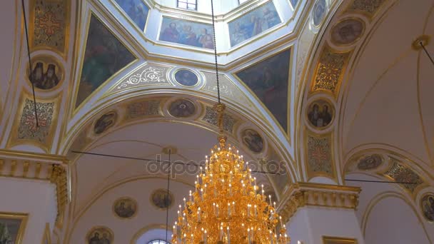 L'image du Père de Dieu à un très haut plafond dôme, à l'intérieur d'une vieille cathédrale chrétienne orthodoxe majestueuse en Europe de l'Est — Video