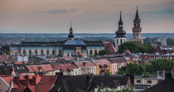 Paprsky vycházejícího slunce spadnout na černé kopule kostela — Stock video