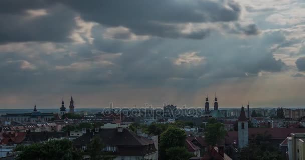 Sonnenstrahlen bahnen sich den Weg durch graue Wolken — Stockvideo