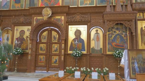 Impozantní staré ikonostas s pravoslavných svatých ze zákona Olt a Bible, od Christian katedrály v Kyjevě v zimě — Stock video
