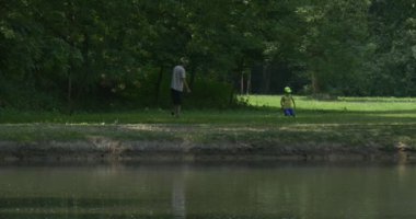 Babasız bir çocuk futbol çalış