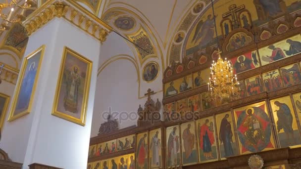 Una impresionante iconostasis y araña de oro, que decoran una antigua catedral cristiana ortodoxa en Kiev — Vídeo de stock