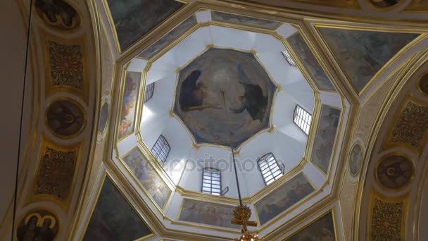 Alta cupola soffitto con Dio Padre Immagine nella Chiesa Appartenente al cristianesimo ortodosso a Kiev, Con vecchie finestre rotonde, Saint Images, Splendido lampadario — Video Stock