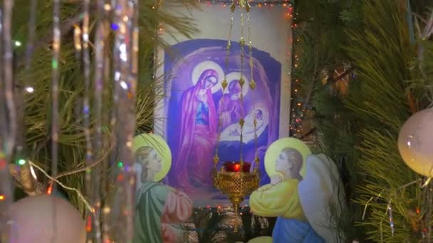 Mooie Saint Mary Icon in een ingerichte Fir Tree geïnstalleerd in oude orthodoxe kathedraal met prachtige innerlijke decoratie in Kiev — Stockvideo