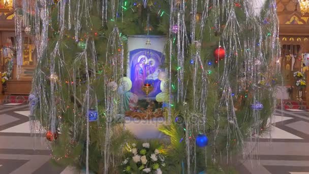 Uma câmera aproximando-se de Santa Maria Ícone em uma árvore do abeto, colocada em uma antiga catedral ortodoxa com impressionante iconostase e ícones esplêndidos em Kiev — Vídeo de Stock