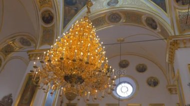 bir altın seyir avize ve bir eski Ortodoks katedrali ile yüksek kubbe tavan içinde güzel ikonostasisin ve bir çok muhteşem Saint görüntüleri içindeki
