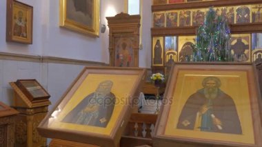 bir satır bir Ortodoks katedrali ve onları öpüşme ve çok uzak olmayan yüksek bir ikonostasisin Kiev dua bir kadın harika simgeleri