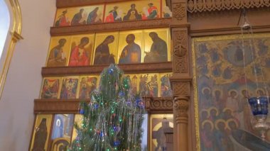 bir çok güzel ikonostasisin ile çiçekler ve daha önce çam ağacında Kiev Eve, yılbaşı günü eski Ortodoks katedrali