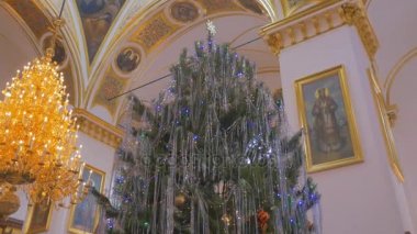 bir etkileyici köknar ağacı ve muhteşem bir Chadelier, eski bir Ortodoks katedrali yüksek kubbe tavan ve altın seyir Saint imge Kiev ile süsleyin