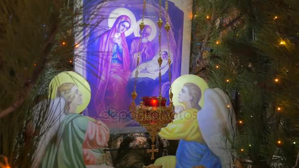 Egy szép Saint Mary ikon alatt egy díszített fenyő-ban az ortodox katedrális a lenyűgöző belső dekoráció, Kijev — Stock videók