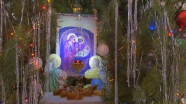 Köknar ağacı, eski bir Ortodoks Katedrali yılbaşı arifesinde Kiev'de yüklü olan Saint Mary eski simgesi yerleştirilir