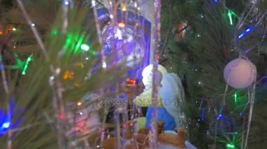 Altında cam Baubles ve süsleme ile Noel köknar ağacı yanı sıra iki melek ile Saint Mary simgesi bir Ortodoks Kilisesi yer