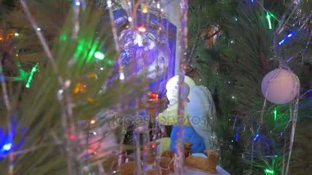 Fir kerstboom met glazen kerstballen en Ornament en Saint Mary pictogram met twee engelen Geplaatst onder in een orthodoxe kerk — Stockvideo