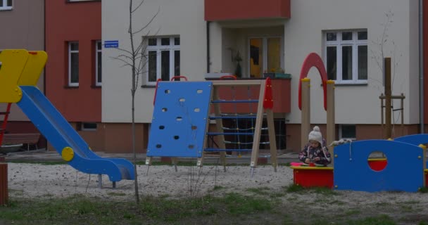 Großer bunter Spielplatz in der Nähe des Hauses — Stockvideo